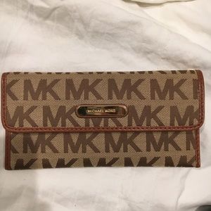 Brand new MICHEAL KORS wallet, never used!
